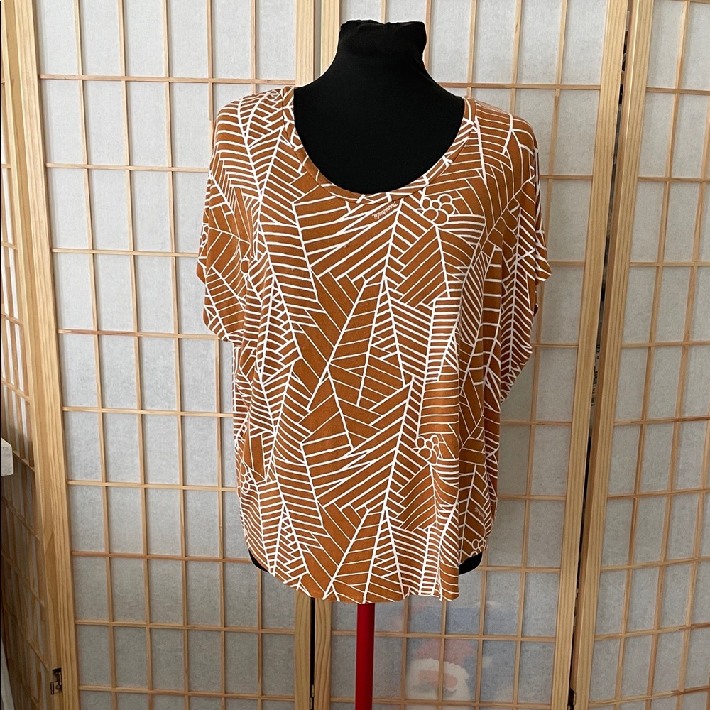 Manuhealii Brown and White with a geometric pattern. Loose fit top. XS